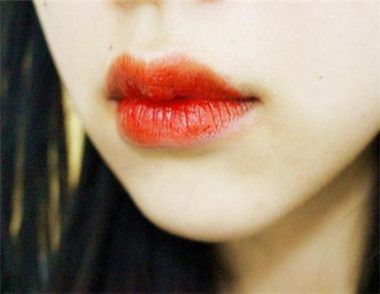 染唇液和口红哪个好 染唇液和口红的区别