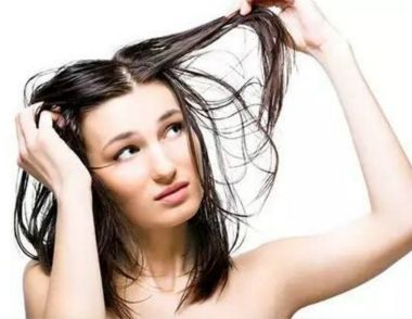头发爱出油是什么原因 饮食和生活习惯引起的