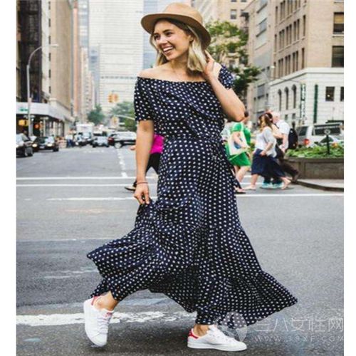 2018年夏季最时尚的搭配方式：连衣裙+休闲鞋