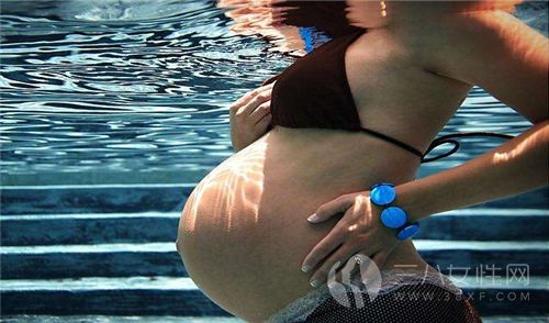 孕妇游泳的好处.png