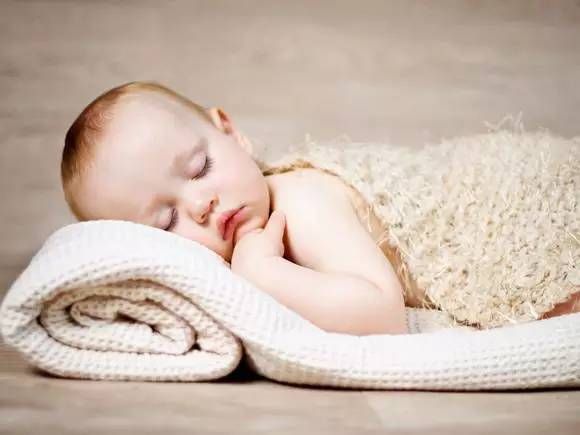 宝宝什么年龄段可以趴着睡 宝宝趴着睡有哪些好处