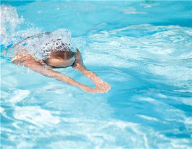 游泳前要做哪些准备 游泳需要学习哪些技巧