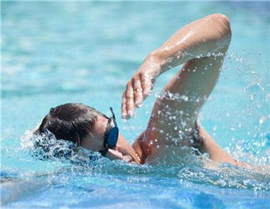 游泳需要准备什么吗 游泳热身运动怎么做