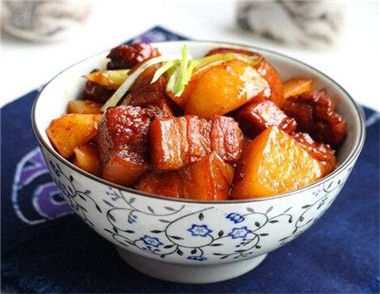 家常菜土豆红烧肉怎么做好吃 好吃的家常菜土豆红烧肉的做法推荐