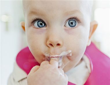 寶寶多大可以喝酸奶 寶寶什麼時候可以吃酸奶