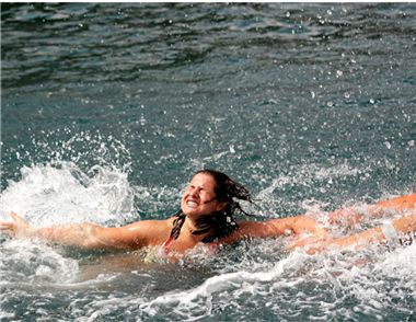 夏季遊泳溺水了怎麼辦 溺水時怎麼做才能自救