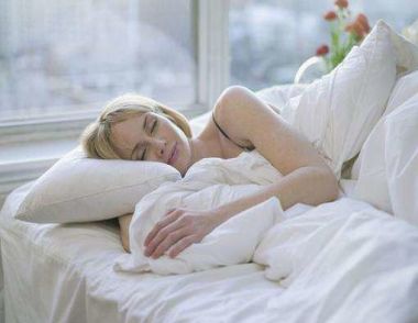 不卸妆睡觉有什么危害 别让这个坏习惯危害你的皮肤