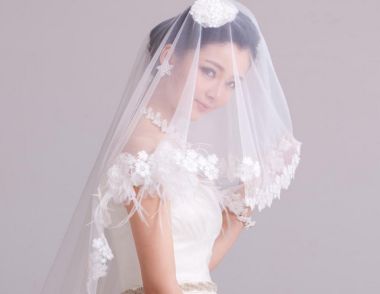 婚紗頭紗戴在頭部什麼位置比較好 婚紗頭紗佩戴有什麼技巧