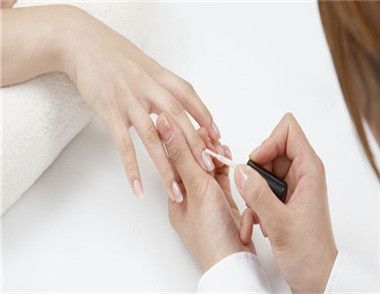 怎么使用指甲油可以保护指甲 指甲油对指甲危害有哪些