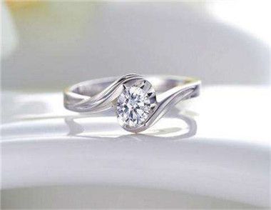 ​訂婚戒指有什麼含義 訂婚鑽戒和三金有什麼區別