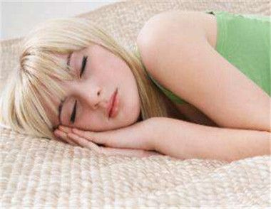 晚上睡覺不卸妝的危害有哪些 不卸妝對於身體有哪些壞處