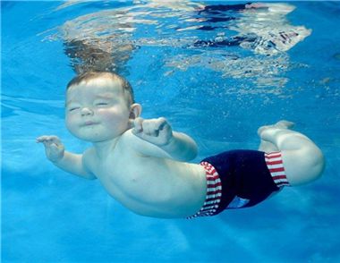 婴儿游泳的水温多少度合适 婴儿游泳的误区有哪些