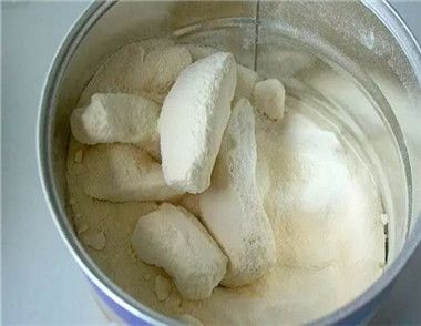 ​奶粉結塊還能喝嗎 怎麼判斷奶粉是否變質
