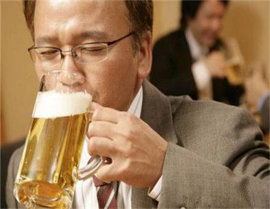 晚上喝啤酒會發胖嗎 不常喝啤酒會發胖嗎