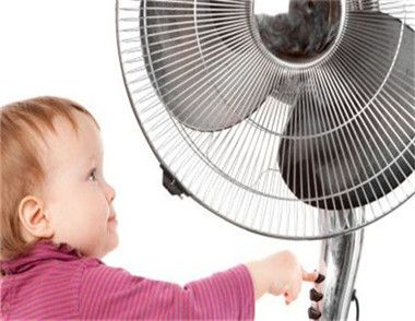 夏天寶寶發燒能吹風扇嗎 寶寶發燒吹風扇有什麼影響