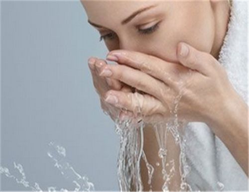 洗臉的正確方法是什麼 夏季洗臉需要注意什麼