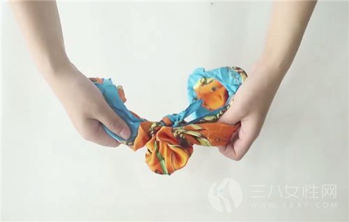 小方丝巾的系法视频2.png