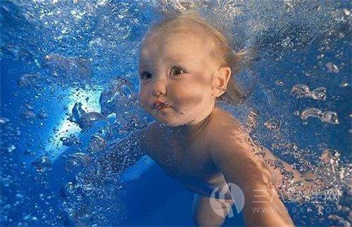 宝宝游泳多长时间一次好.jpg