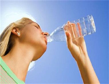​運動後多長時間可以喝水 運動後馬上喝水有什麼危害