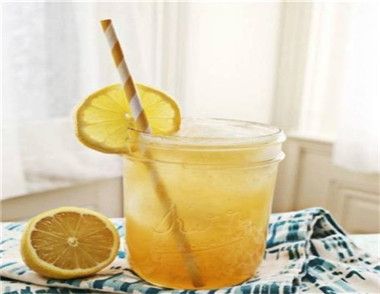 柠檬水有什么功效与作用 柠檬水的正确做法是怎样