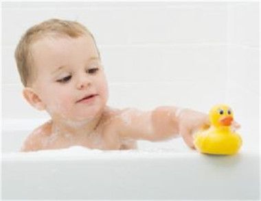 宝宝洗澡可以放花露水吗 夏天用什么给宝宝洗澡好