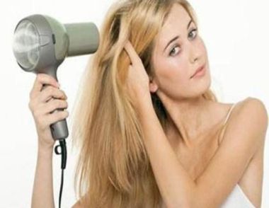吹风机吹头发有什么危害 怎么正确使用吹风机
