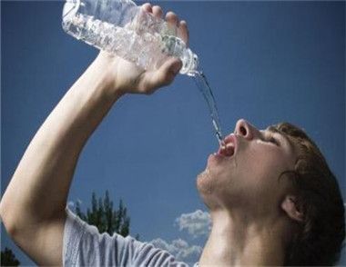 夏季什么时候喝水 夏季喝什么温度的水