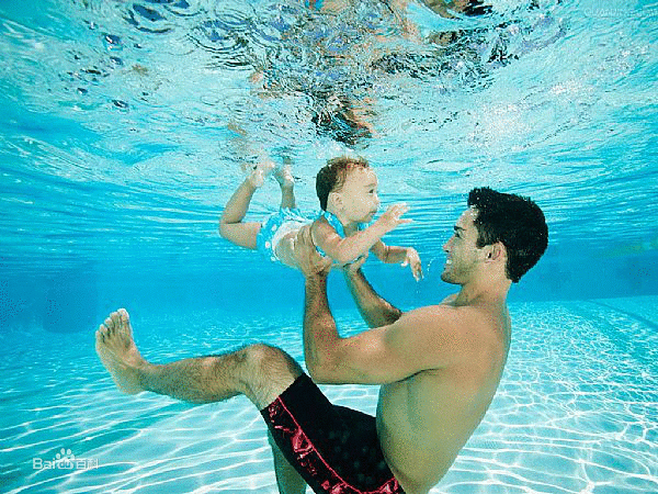 親子游泳是怎么回事 親子游泳怎么做