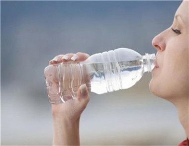 夏季一天喝多少水比较好 夏季一天要喝几次水