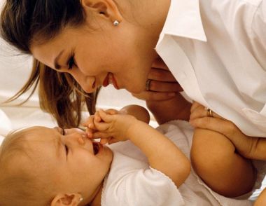 哺乳期來月經正常嗎 哺乳期來月經可以喂奶嗎