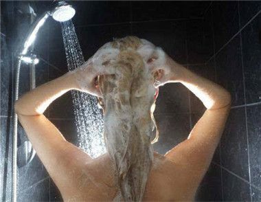 洗发水直接倒在头发上有危害吗 为什么洗发水不能直接倒在头发上