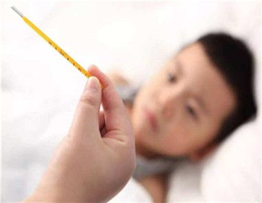 小孩反复发烧是为什么 小孩反复发烧该怎么办