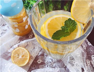 檸檬蜂蜜水的功效是什麼 檸檬蜂蜜水什麼時候喝比較好