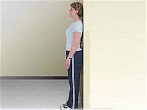 靠牆站立減肥的正確方法是什麼.jpg
