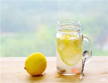 白天喝柠檬水会变黑吗 空腹可以喝柠檬水吗