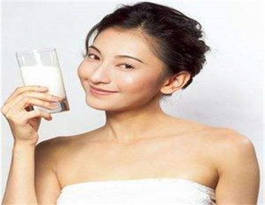 晚上喝酸奶好還是喝純牛奶好 睡前喝牛奶要熱嗎