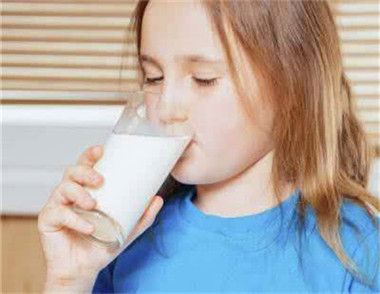 睡前多久牛奶比較好呢 喝完牛奶可以馬上睡覺嗎
