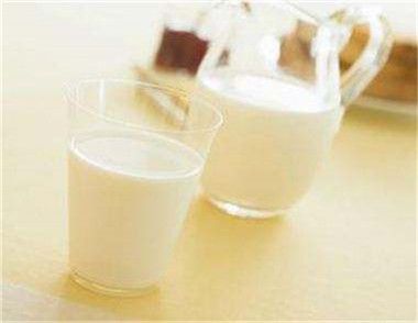 睡前喝牛奶會長胖嗎 睡前喝牛奶有什麼壞處