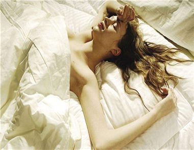 女性裸睡可以丰胸吗 女性裸睡的好处有哪些