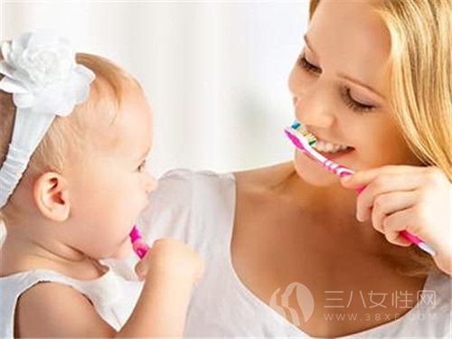 宝宝多大开始刷牙.jpg