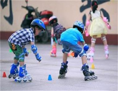 ​小孩几岁学轮滑合适 小孩学习轮滑的好处有哪些