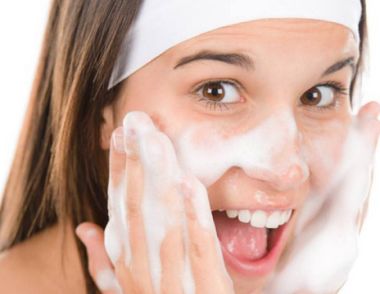 晚上洗完臉後怎麼護膚 晚上護膚的正確步驟