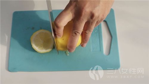 柠檬蜂蜜水的具体制作步骤二.png
