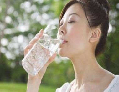 女人多喝水有什麼好處 哪些人需要多喝水