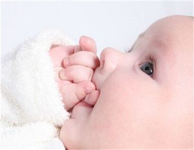 多大的寶寶還吃手就要製止了 怎麼正確的改變寶寶吃手的習慣