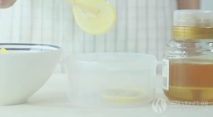 蜂蜜柠檬水的具体制作步骤四.png