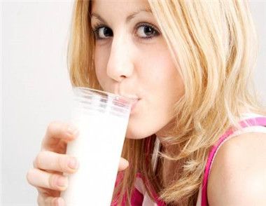 睡前喝牛奶對皮膚好嗎 喝牛奶對皮膚有哪些好處