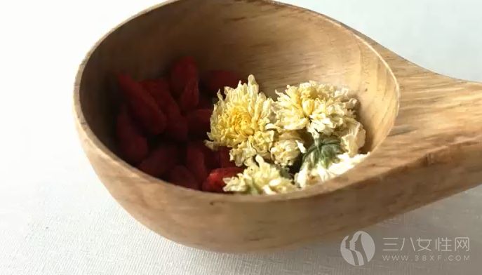 菊花枸杞茶的泡法步骤一.png