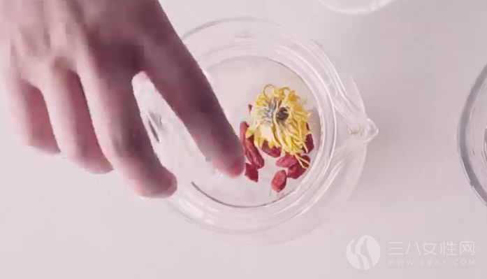 菊花枸杞茶的泡法步骤二.png