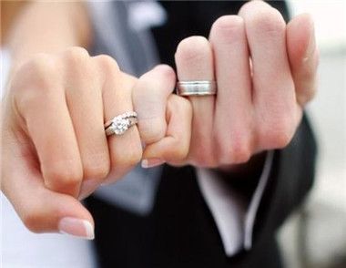 结婚戒指戴哪个手指 结婚戒指可以定做吗